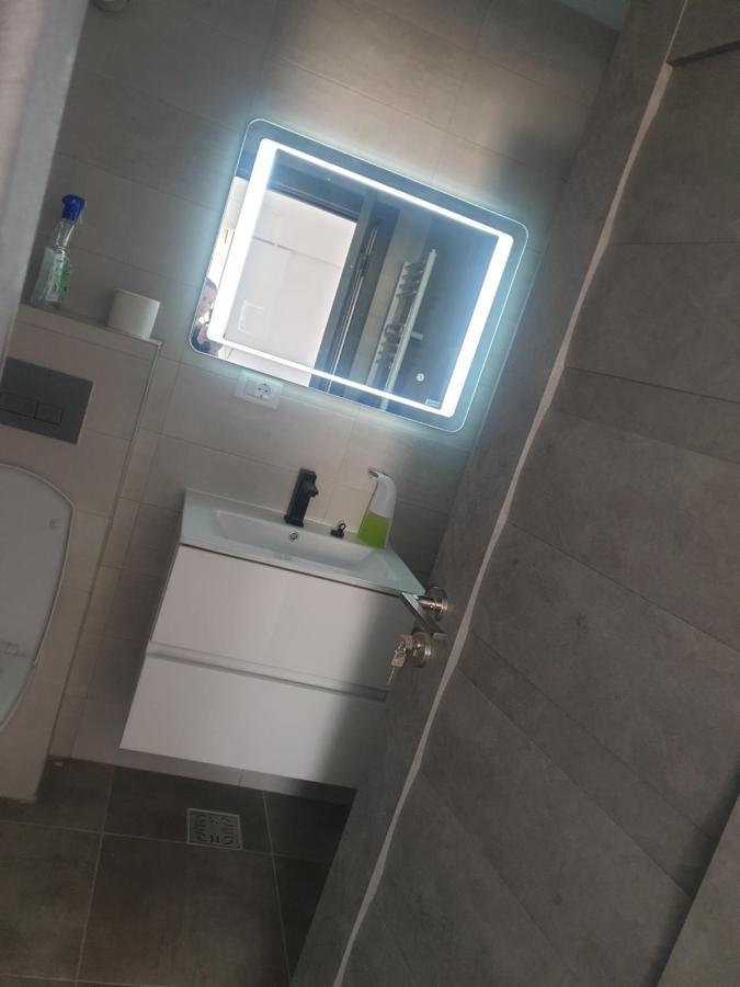 Apartament Dem Radulescu Langa Strand Râmnicu Vâlcea Esterno foto