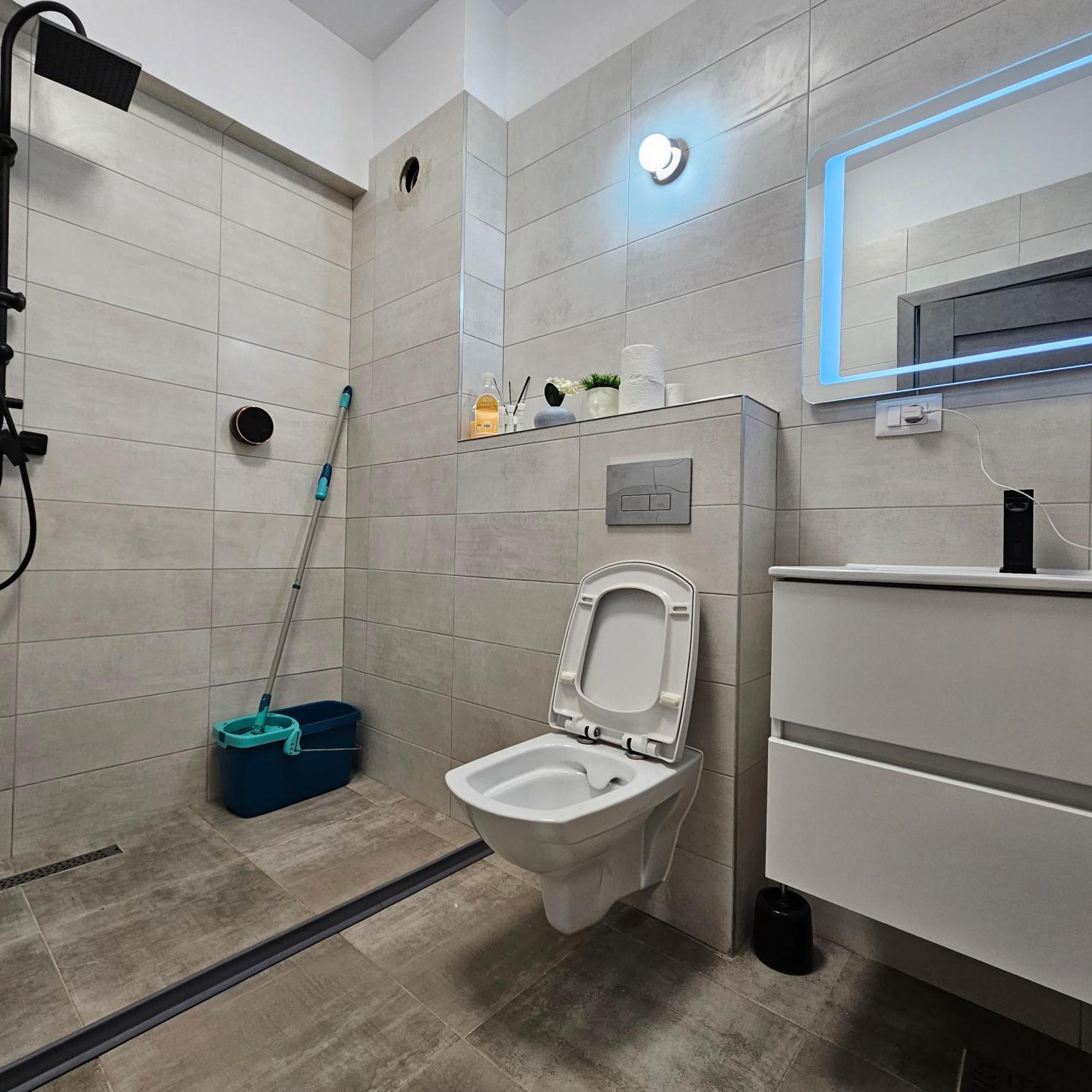 Apartament Dem Radulescu Langa Strand Râmnicu Vâlcea Esterno foto